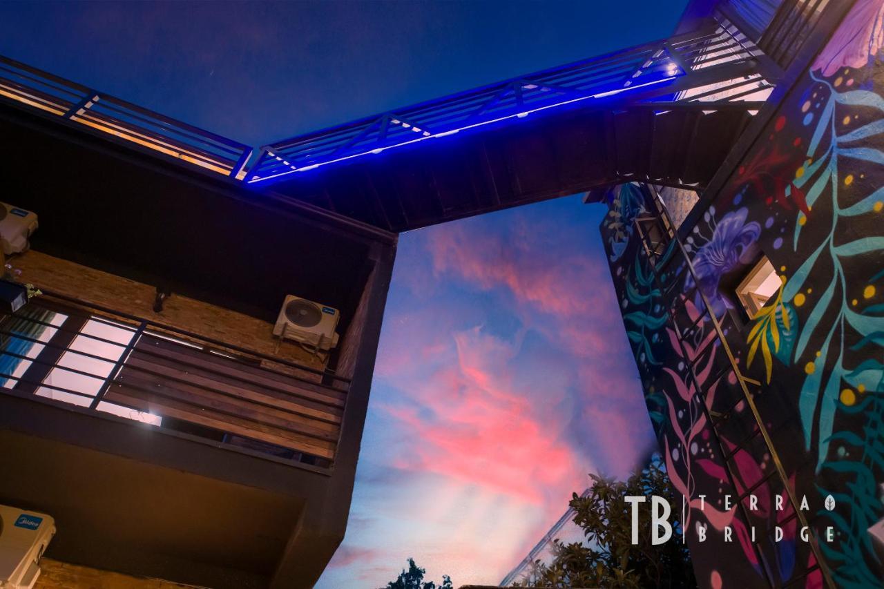 ホテル Terra Bridge ティビリシ エクステリア 写真